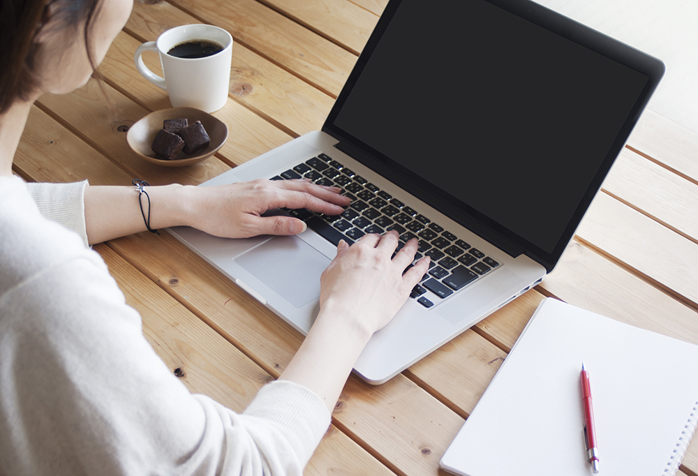 ノートPCで操作する女性